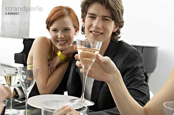 Porträt eines Teenagers mit seinen Freunden auf einer Dinnerparty