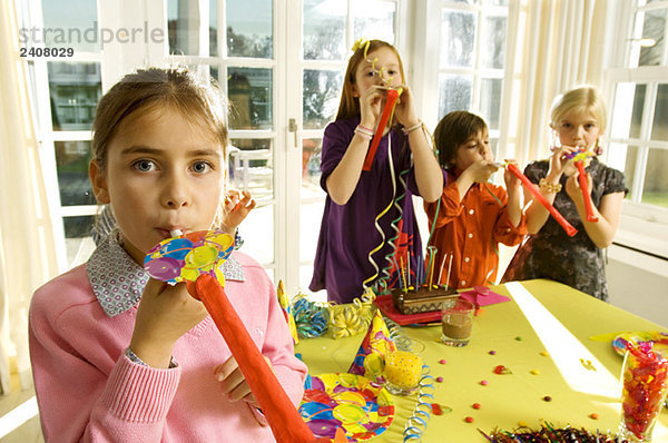Kinder blasen Hornbläser in einer Party