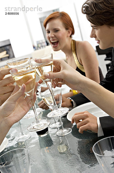 Nahaufnahme der menschlichen Hände mit Champagner bei einer Dinnerparty