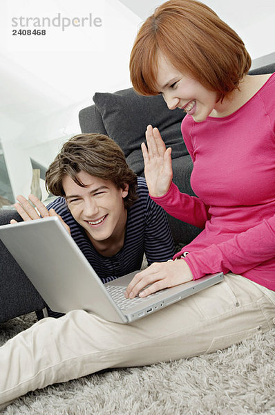 Junge Frau mit einem Teenager mit Laptop