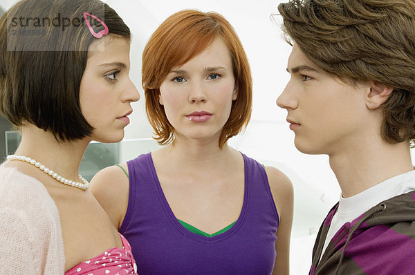 Seitenprofil eines Teenagers mit zwei jungen Frauen