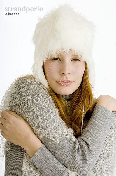 Porträt einer jungen Frau  die vor Kälte zittert