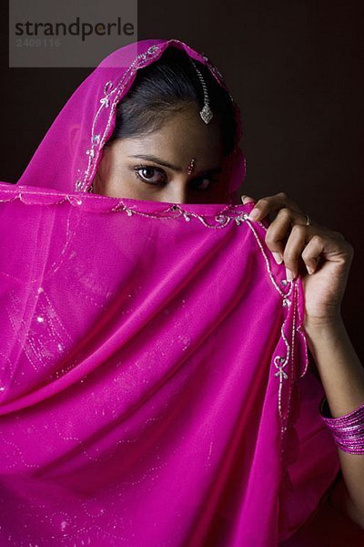 Eine Frau in traditioneller indischer Kleidung.
