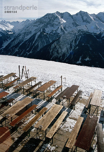 Tische und Stühle mit Blick auf eine Bergkette  Österreich
