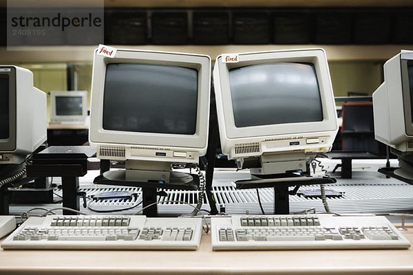 Zwei alte Computer mit'Fired'-Etiketten