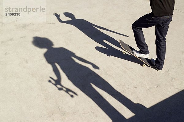 Schatten auf zwei Skateboardern auf Beton