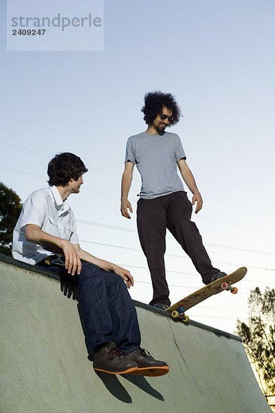 Zwei Skateboarder an der Spitze der Rampe