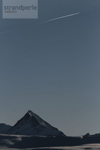 Ein Flugzeug über einem Berg  Piz Terri  Val Lumnezia  Graubünden  Schweiz