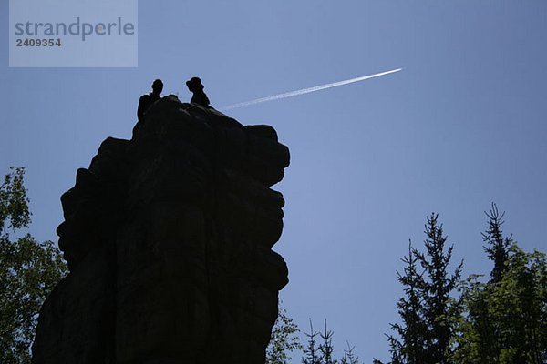 Ein Paar auf einem Felsen sitzend  Fichtelgebirge  Deutschland