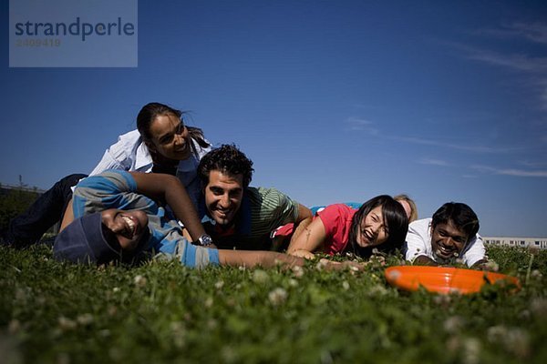 Studenten spielen Frisbee auf dem Campus