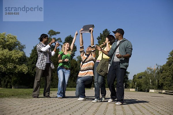 Studenten feiern auf dem Campus