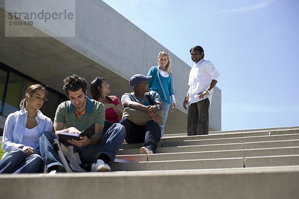 Studenten studieren und sozialisieren auf dem Campus