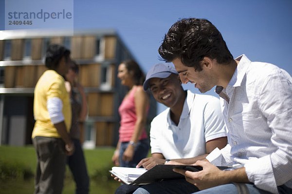 Universitätsstudenten  die auf dem Campus studieren