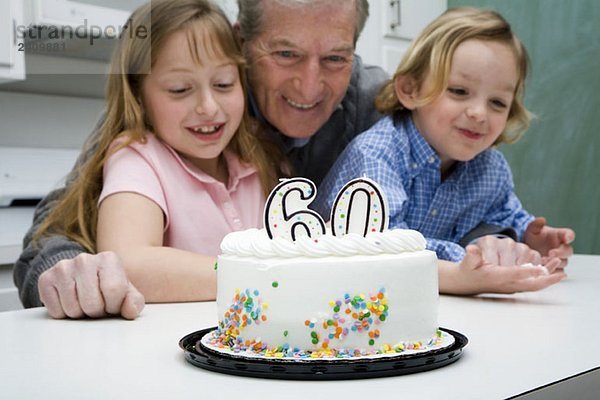 Großvater feiert mit seinen Enkeln Geburtstag