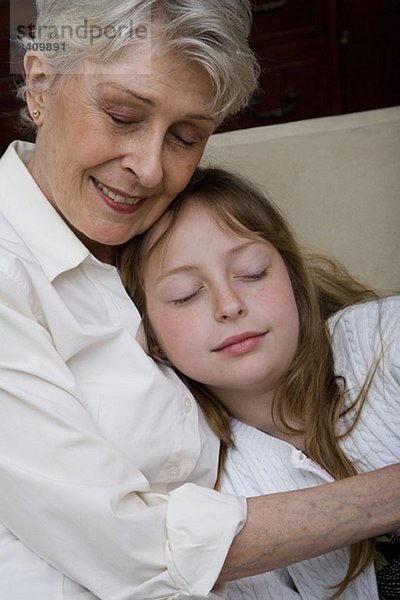 Eine Großmutter und Enkelin schlafend