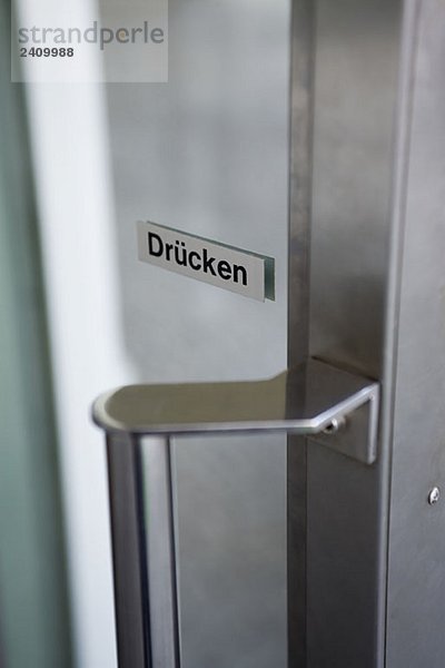 Nahaufnahme einer Tür mit'Push' in deutscher Sprache