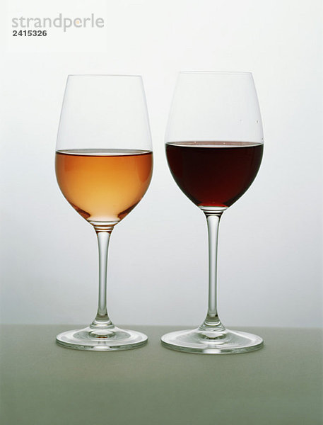 Zwei Gläser Wein nebeneinander  rosa und rot