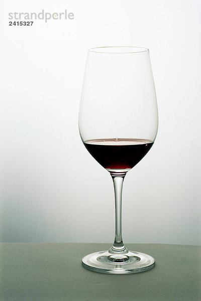 Kleine Menge Rotwein im Weinglas