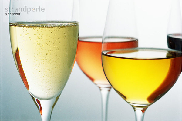Vielfalt der Weine in Weingläsern
