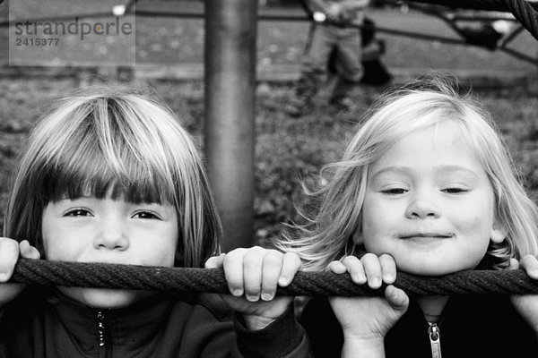 Zwei Mädchen auf dem Spielplatz  Blick in die Kamera  Nahaufnahme  Porträt