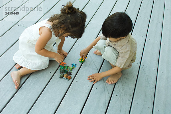 Junge und Mädchen spielen an Deck