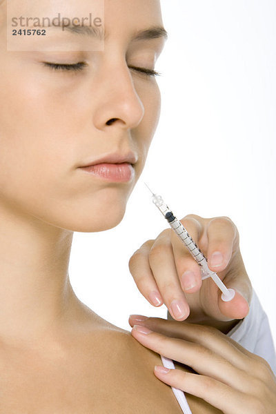 Frau erhält Botox-Injektion  Augen geschlossen  Nahaufnahme  Mund