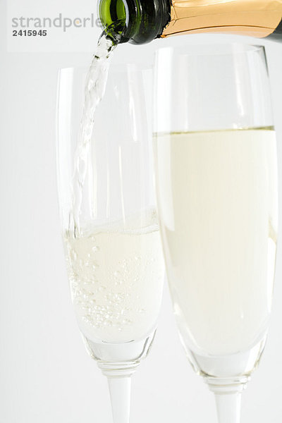 Champagner in Gläser füllen  Nahaufnahme