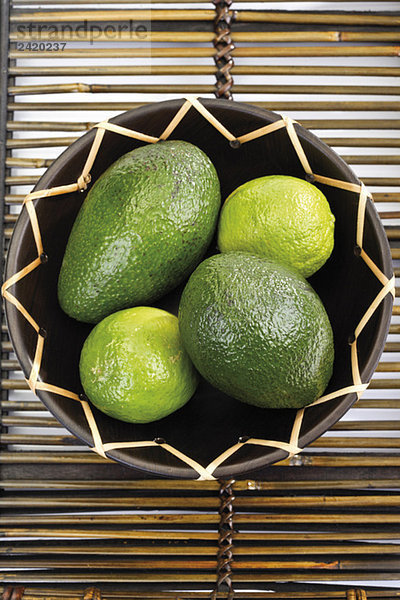 Avocado und Limes in Schale