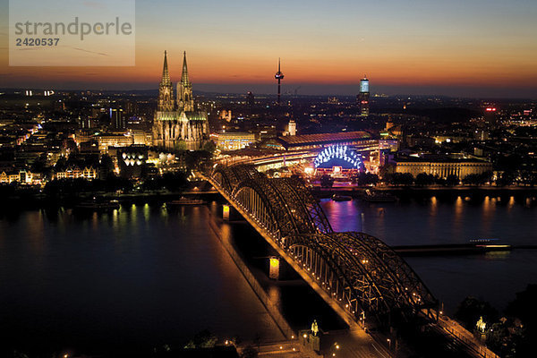 Deutschland  Köln  Brücke und Kölner Dom bei Nacht