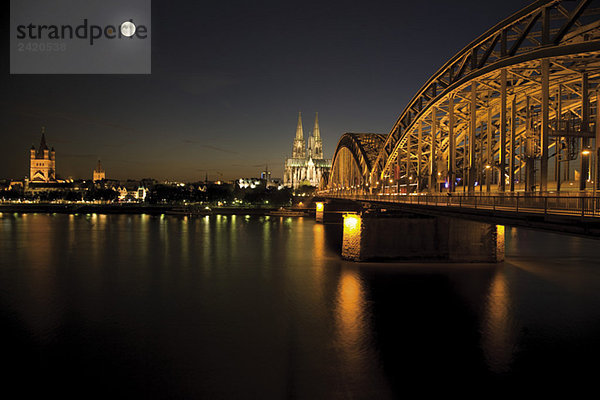 Deutschland  Köln  Brücke und Kölner Dom bei Nacht