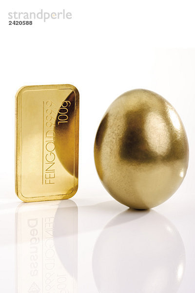 Goldbarren und goldenes Ei