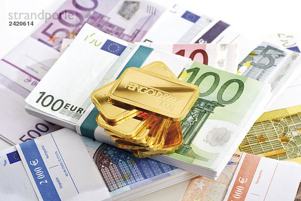Goldbarren und Euro-Banknoten