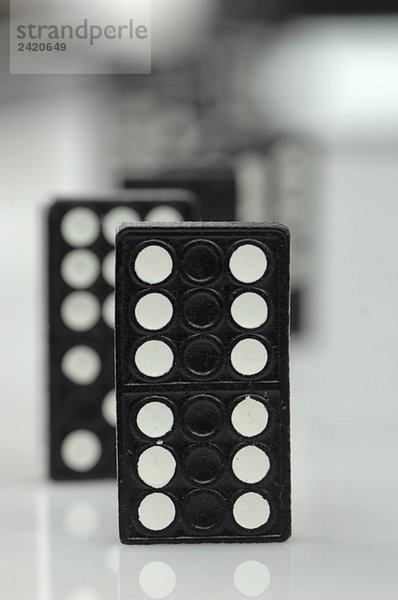 Reihe von Domino-Fliesen
