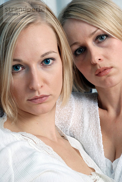 Zwei blonde Frauen  Portrait