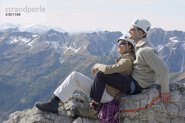 Österreich  Salzburger Land  Paar auf Berggipfel  Portrait