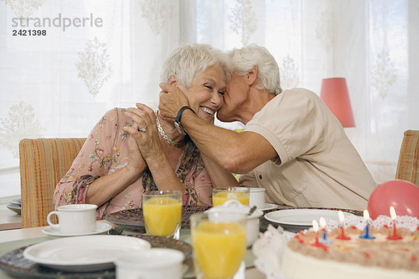 Seniorenpaar umarmend  lächelnd