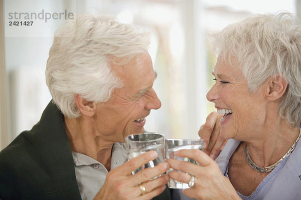 Seniorenpaar stoßen sich an  lächelnd  Portrait