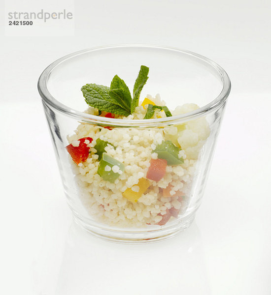 Couscous-Salat mit Gemüse im Glas