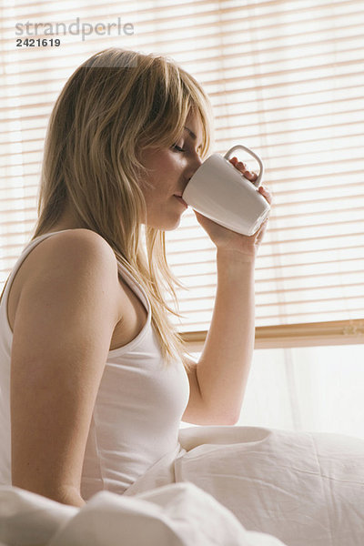 Blonde Frau trinkt eine Tasse Kaffee  Portrait
