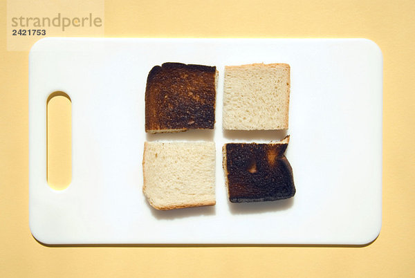 Geschnittener gebrannter Toast und Toast auf dem Frühstücksteller  erhöhte Ansicht