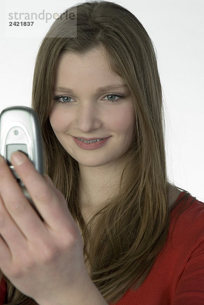 Mädchen (13-14) mit Handy  Portrait