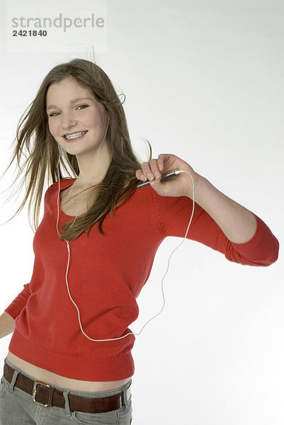 Brünettes Mädchen (13-14) mit mp3-Player  Portrait