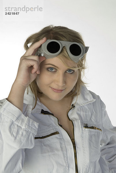 Blonde Frau in Overall und Schutzbrille  Portrait