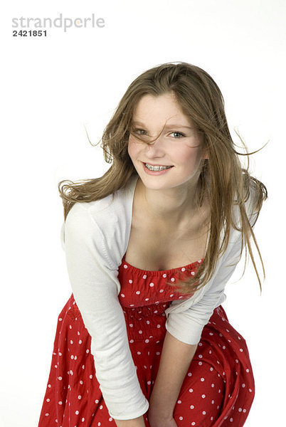 Brünettes Mädchen (13-14) in rotem Kleid  Portrait