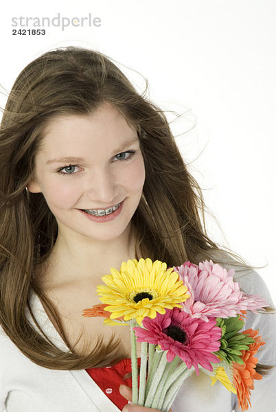 Brünettes Mädchen (13-14) mit Blumen  Portrait