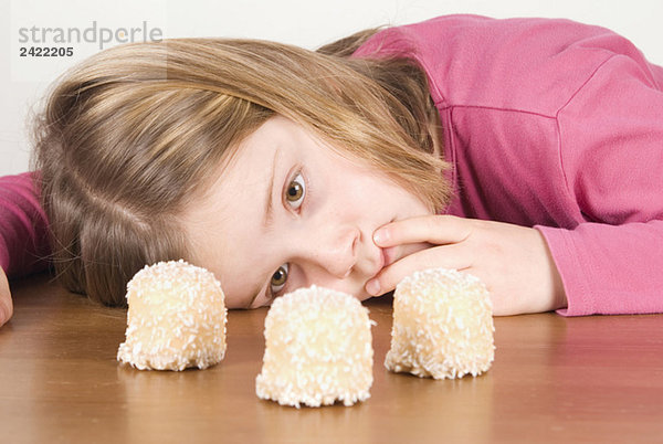 Mädchen (6-7) schaut sich Schoko-Marshmallows an  täuscht sich über