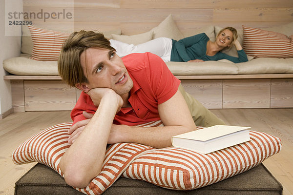 Junges Paar entspannt im Wohnzimmer  Portrait