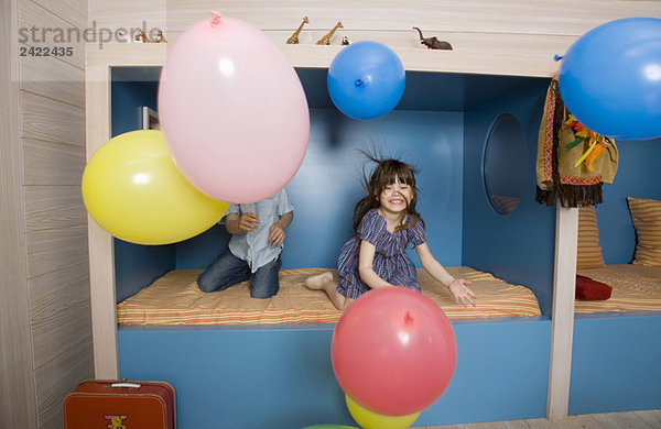Kinder spielen mit Luftballons  Portrait