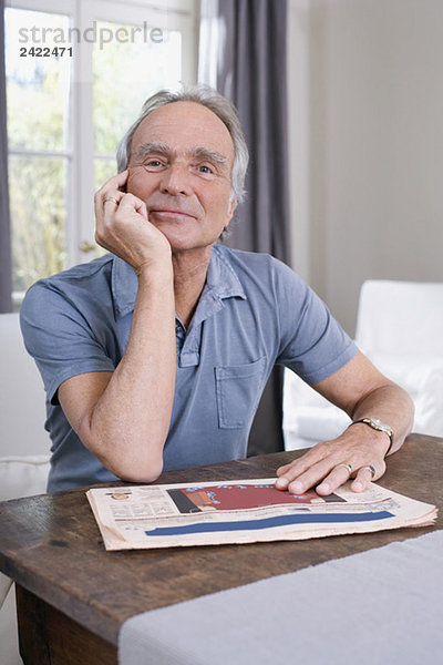 Älterer Mann am Tisch sitzend  Porträt
