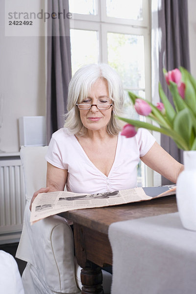 Seniorin beim Zeitungslesen  Porträt